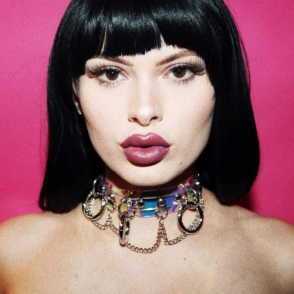 Technicolor Queen Holographic Choker - Picture 4 of 5